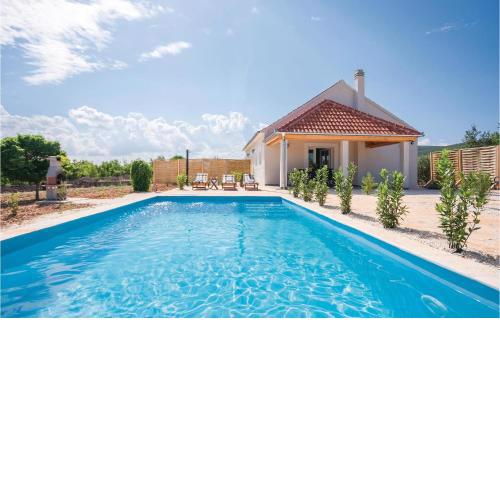 Nice Home In Radonic With Outdoor Swimming Pool