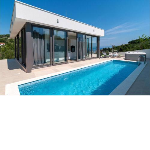 Nice Home In Stomorska With Jacuzzi