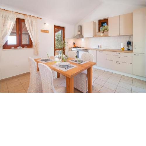 Nice Home In Sutivan With Wifi