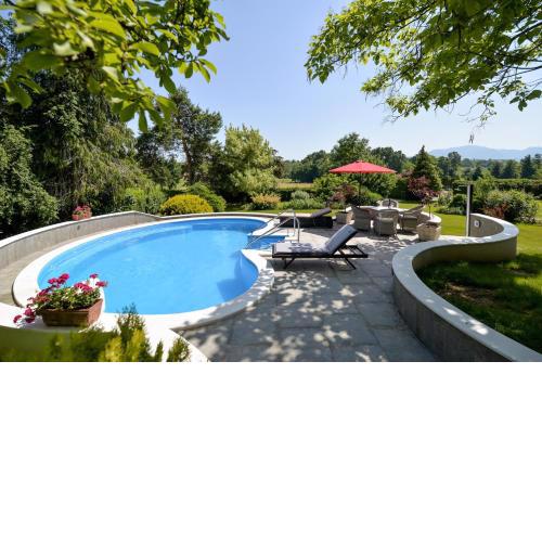 Old Oak House with pool