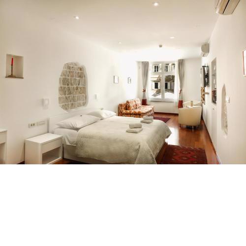 Old Square Studio Apartment