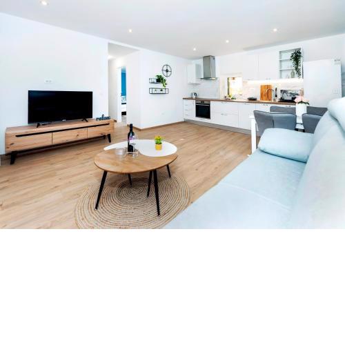 OTTO apartment with sea view and parking