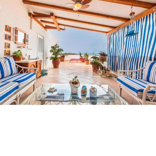 Peaceful downtown 1-bedrm with scenic private deck