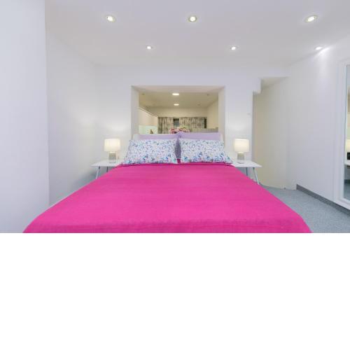 Peninsula room