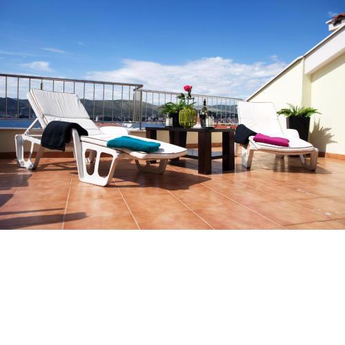 Penthouse Paulina - Large Sunny Terrace - Seaview - 250m to Beach and Restaurants - Free Parking - Trogir and Ciovo - 15 minutes to airport