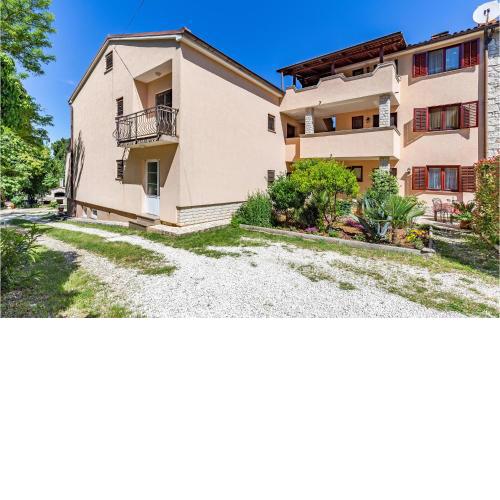 Pet Friendly Apartment In Medulin With Kitchen