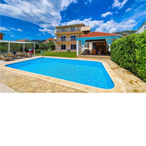 Pet Friendly Home In Kastel Luksic With Sauna