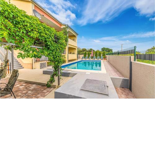 Pet Friendly Home In Kastel Luksic With Wifi