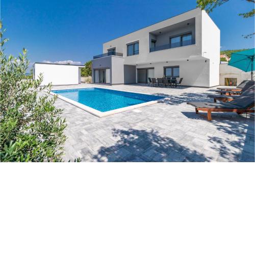 Pet Friendly Home In Smrika With Kitchen