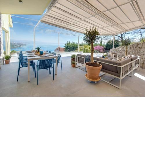 Premium villa, heatable infinity pool, jacuzzi and seaview, beach and city just 10min by foot