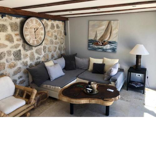 Private Cottage in olive grove with heated Pool