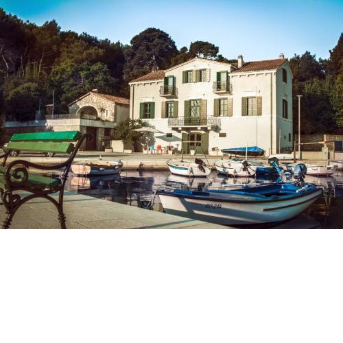 Private luxury Villa del Mar on Solta for up to 10 persons, heated pool, free parking, next to sea! FREE Kajak & Mountainbikes, GREAT living area & privacy!