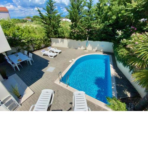 Private pool and Mediterranean garden apt Mia