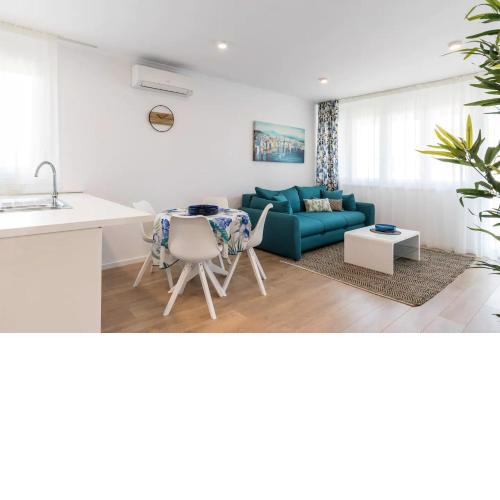Relax & Recharge SEA VIEW Apartment