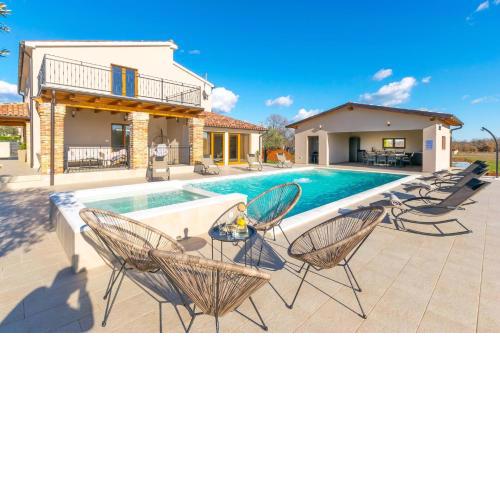 Relaxing pool villa Mattuzzi in Loborika