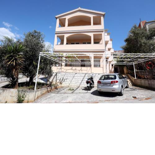 Remarkable 2-Bed Apartment in Okrug Gornji