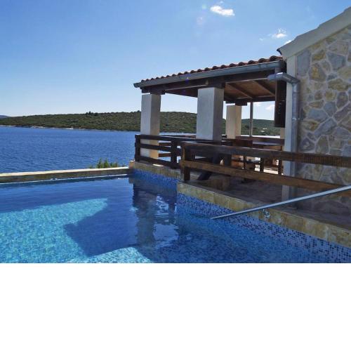 Robinson House Blue Stone With Swimming Pool