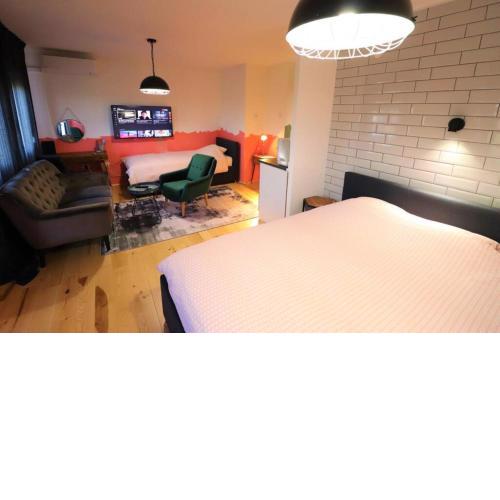 Room Emma,between bus and train station,Netflix,speed Wi-Fi