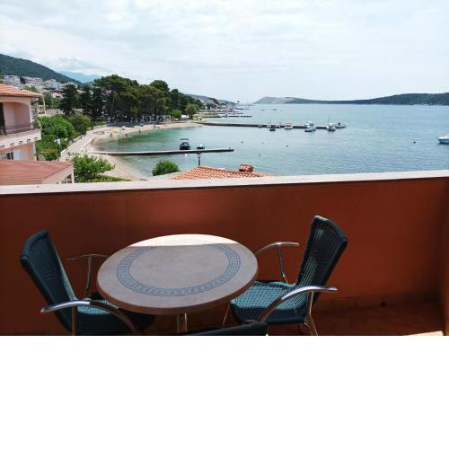 Room with breakfast, by sea