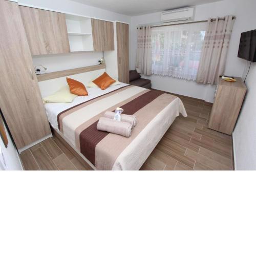 Rooms And Apartment Pina