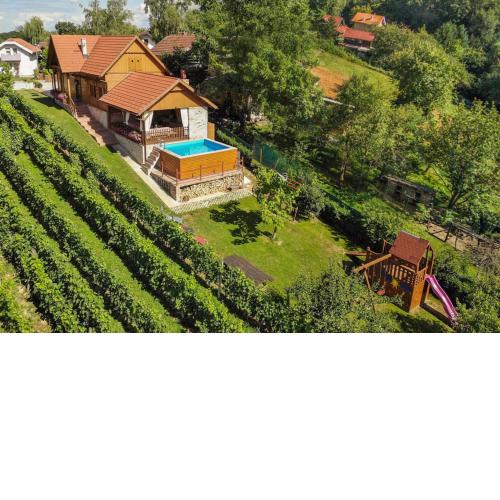 Rustic Cottage With Heated Pool - Happy Rentals