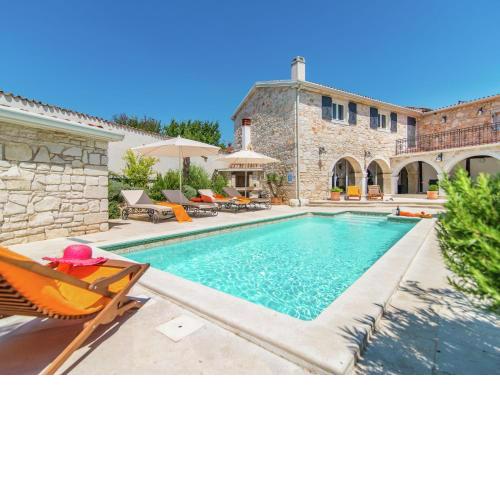 Rustic villa in Vrsar with private swimming pool