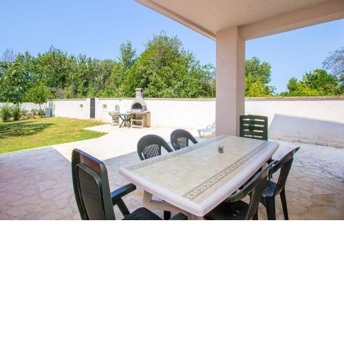 Schöne Ferienwohnung nur 500 Meter bis zum Strand mit Küche, Bad, Klima, WLAN, Terrasse, Grill