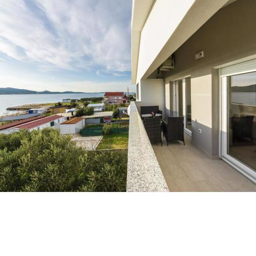 Sea-View Apartment with Garden