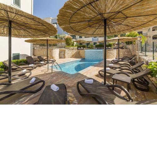 SeaEsta apartment Pool and Beach