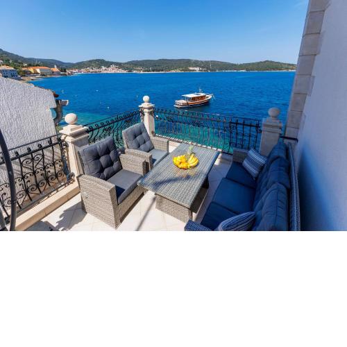 Seafront Apartment For4