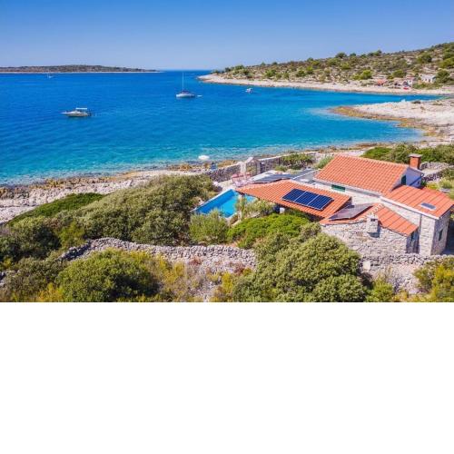 Seaside family friendly house with a swimming pool Cove Pernatice, Drvenik - 11590