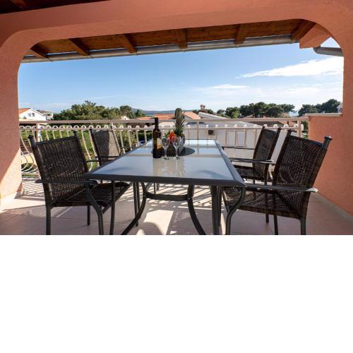 Seaview & Balcony Apartment PETRA
