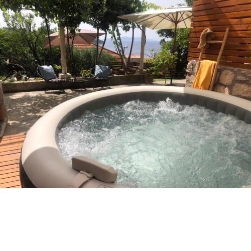 SECRET PARADISE-Holiday home with hot tub and BBQ