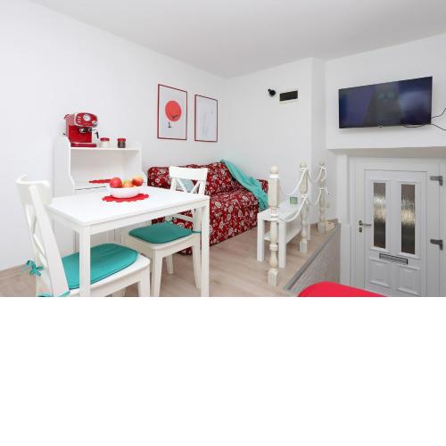 Sha La La - Charming, unique studio in a historic building next to a castle, WIFI, smart TV, washer-dryer