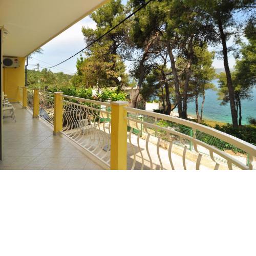 Spacious 100m2 apt w big terrace & great sea view