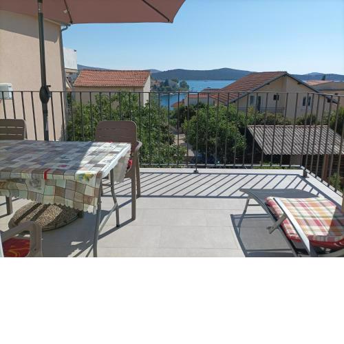 Spacious 2-bedroom apartment with terrace sea view