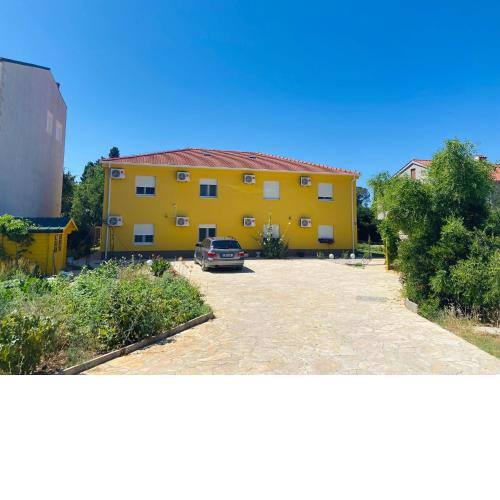 Spacious apartment close to the sea in Kastel Luksic