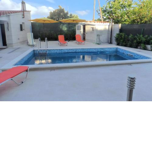 Spacious apartment in Kastel Stafilic 100 m² shared pool
