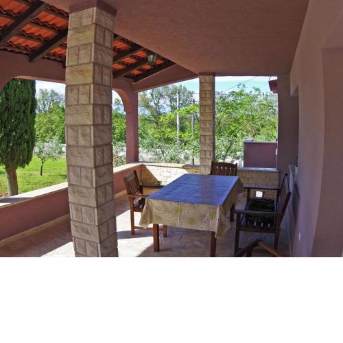 Spacious Apartment in Rakalj with Garden