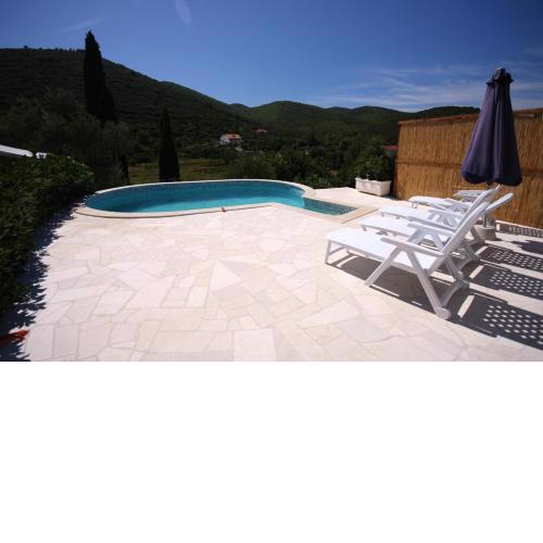 Spacious apartment in Žrnovo with shared pool 100 m²