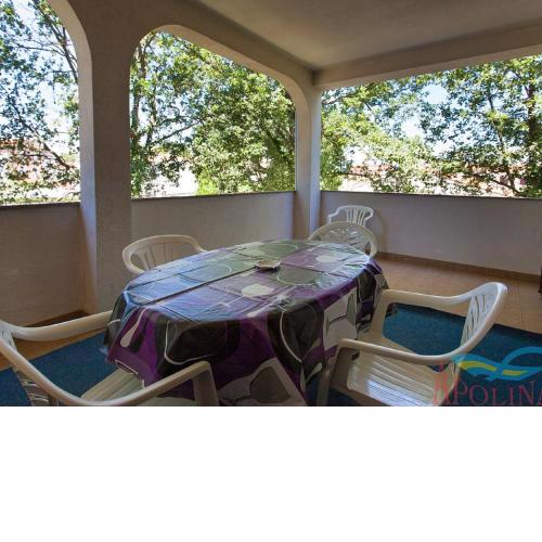 Spacious apartment with terrace in Malinska
