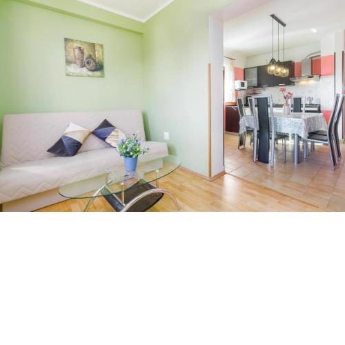 Spacious new app for 5 persons, close beach&city