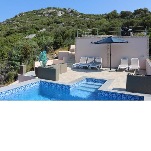 Spacious Robinson House Iris With Pool