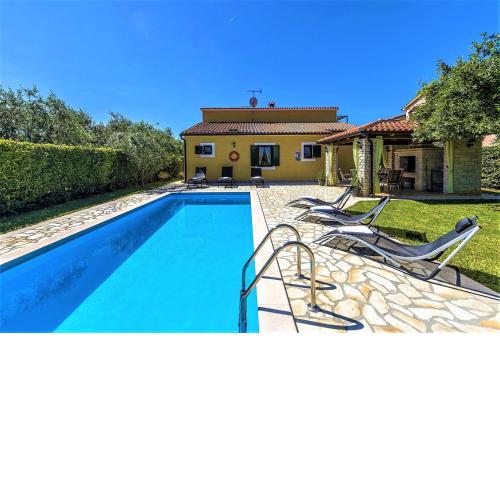 Spacious Three-Bedroom Villa Balun with Pool