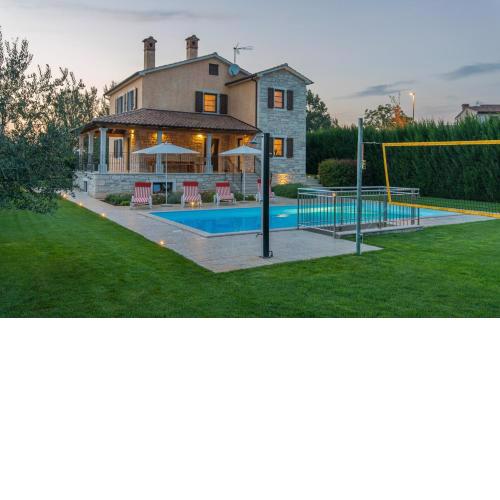 Spacious Villa Nikka with Beautiful Garden and Pool