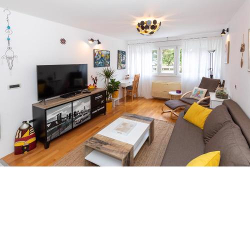 Spacious with Balcony, Work Friendly, 10 min walk to Downtown