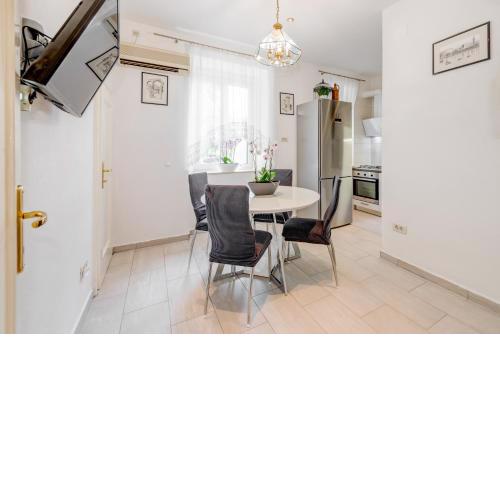Split Apartment Worek