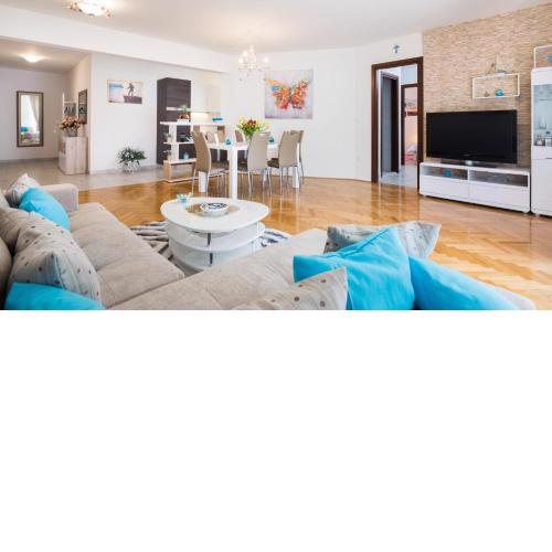 SPLIT apartment
