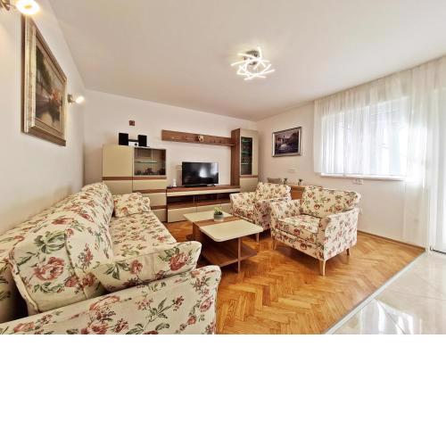 Split City Apartment Rosemary