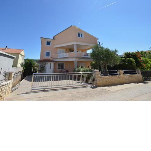 Sreća Apartment near beach with BBQ